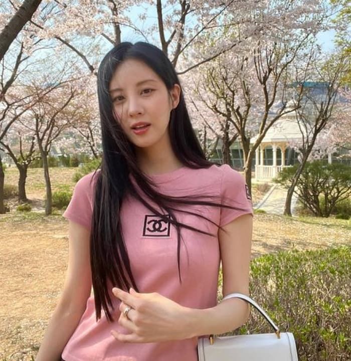 몽땅 다 떨어져서 망하기기 전에 반려견과 함께 벚꽃길 산책 나선 소녀시대 막내 서현